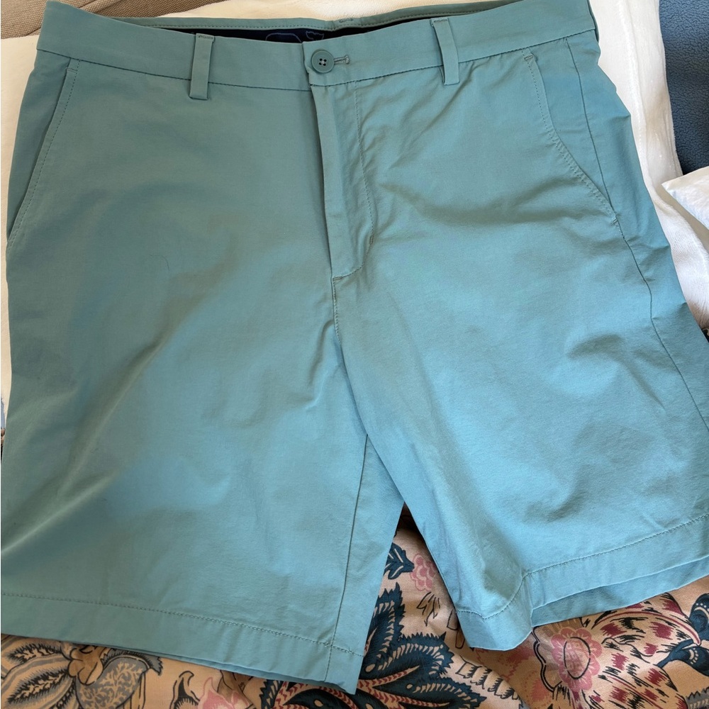 Men’s Vineyard Vines performance shorts, size 33, like new!